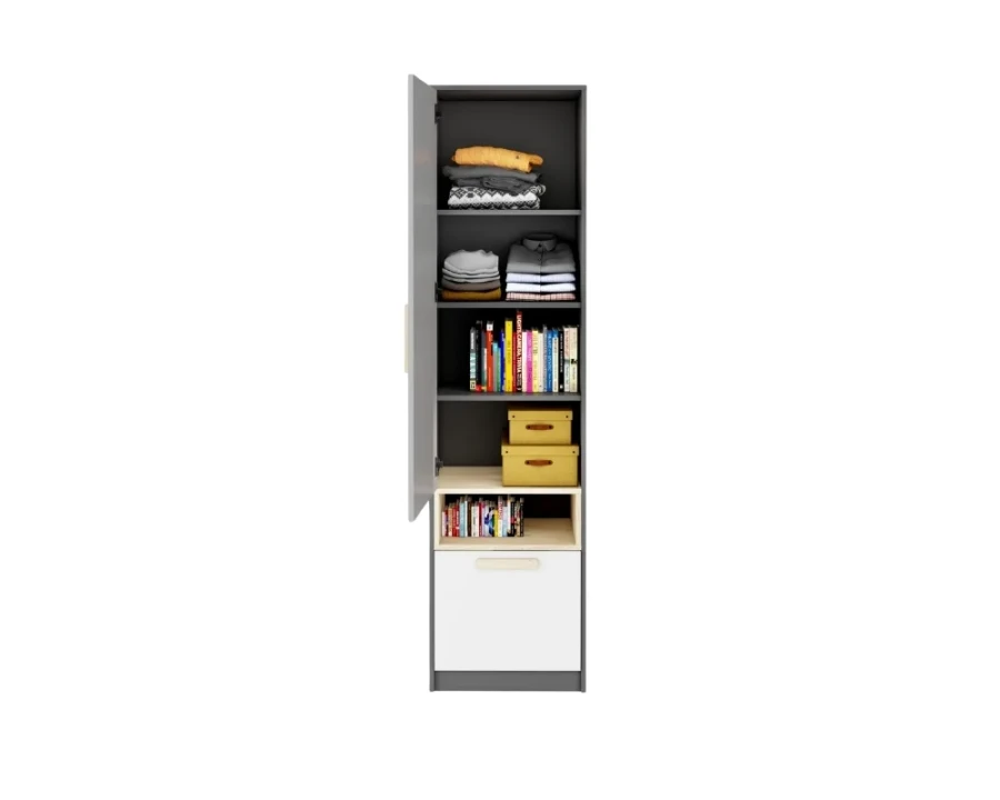 Einblick in den Stauraum: Offener Schrank mit Kleidung, Büchern und Boxen.