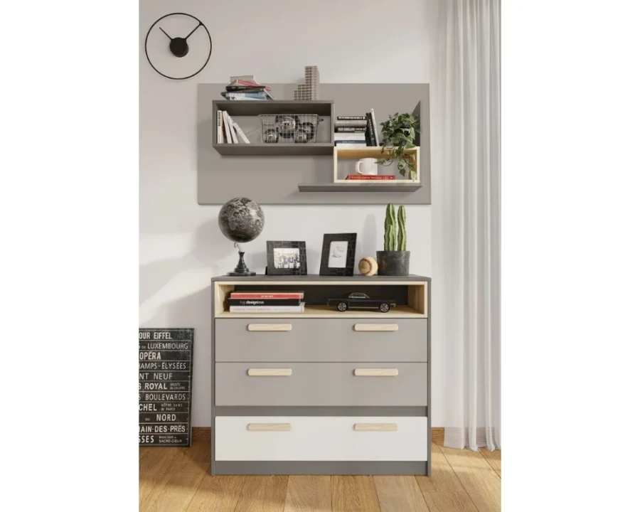 Moderne Kommode in Grau und Weiß mit passendem Wandregal und stilvoller Dekoration im Kinderzimmer.