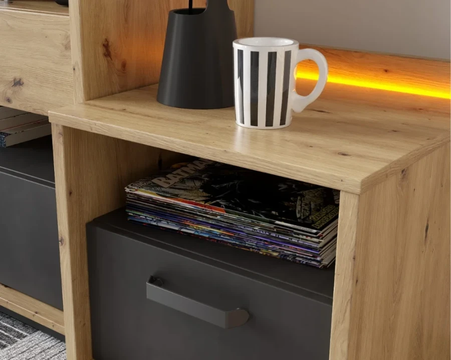 Detailansicht Nachttisch mit LED-Beleuchtung, offener Ablage und schwarzem Schubkasten.