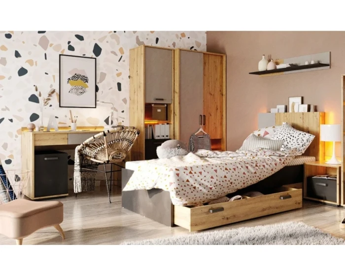 Einladendes Jugendzimmer mit Bett, Schreibtisch und Schränken im harmonischen Holz- und Farbmix.