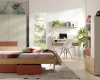 Komplettes Jugendzimmer-Set mit Bett, Kleiderschrank und Schreibtisch in hellen Farben.