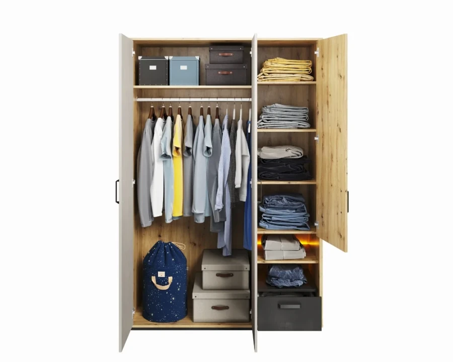 Offener Kleiderschrank aus Holz mit Kleidung und Aufbewahrungsboxen für optimale Ordnung.