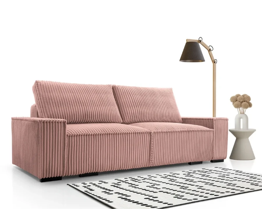 Modernes Cord-Sofa in Altrosa mit breiten Rippen, Stehlampe und Teppich im minimalistischen Wohnzimmer.