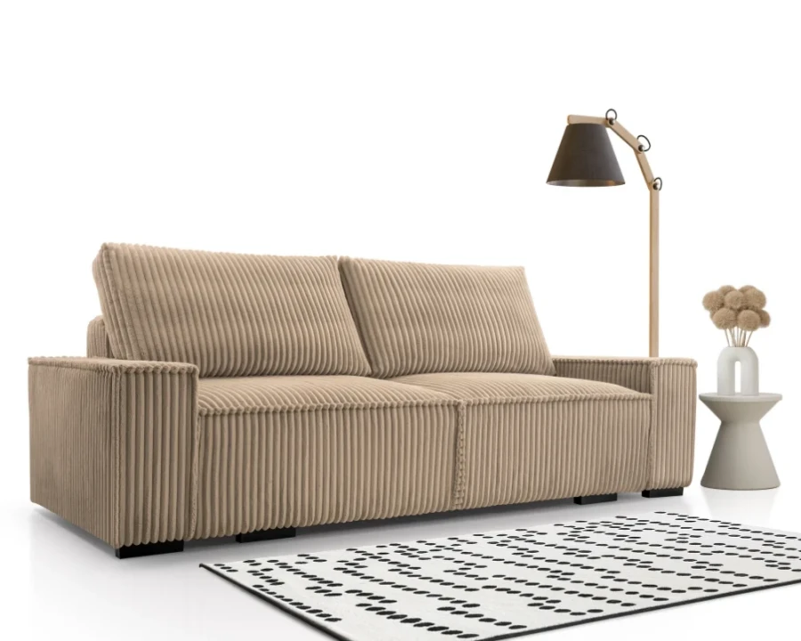 Elegantes beiges Cord-Sofa im modern eingerichteten Wohnzimmer mit Stehlampe.