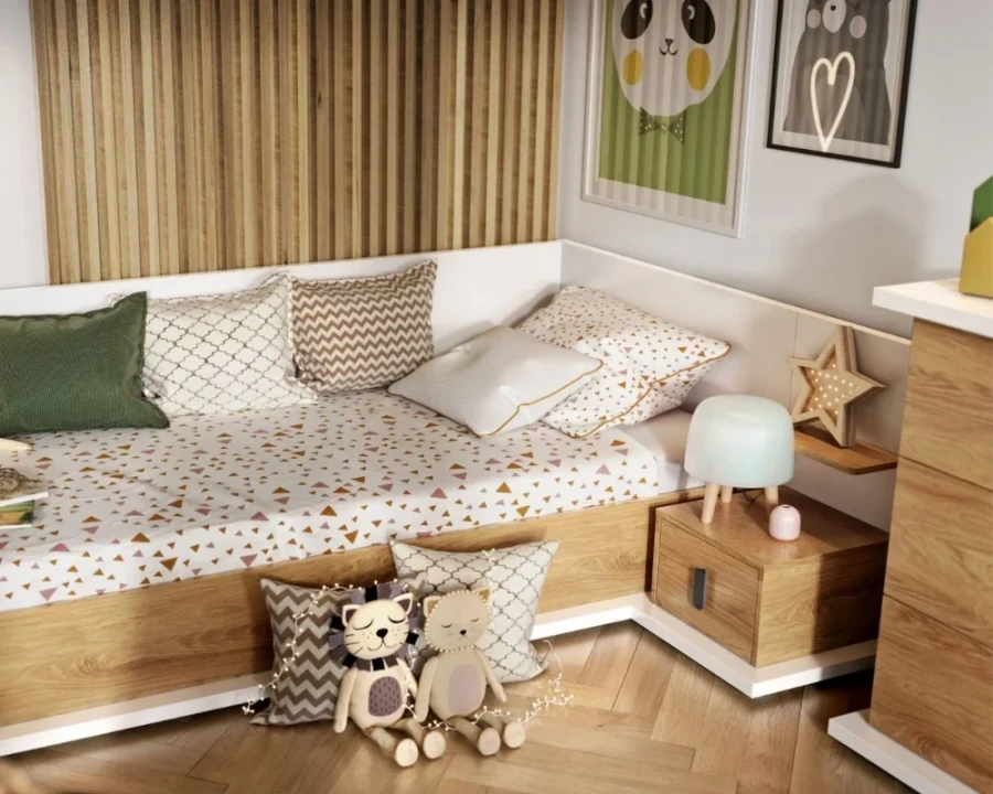 Gemütliches Kinderbett in Holzeinfassung mit verspielten Kissen und Wandpaneelen.