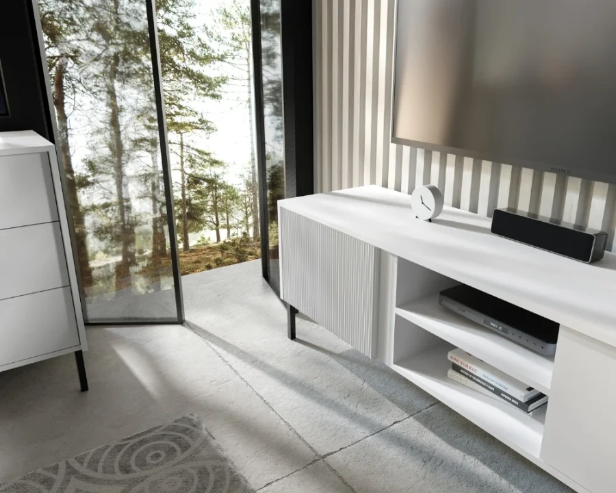 Modernes weißes TV-Lowboard mit Lamellen-Front in hellem Wohnzimmer.