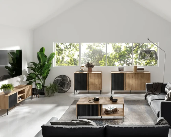 Helles Wohnzimmer mit modernen Möbeln in Eiche und Schwarz vor großem Panoramafenster