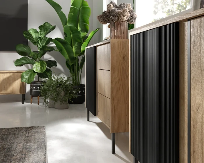 Nahaufnahme der schwarzen Lamellenfront eines Sideboards in Eichenoptik, modernes Möbeldesign Detail.