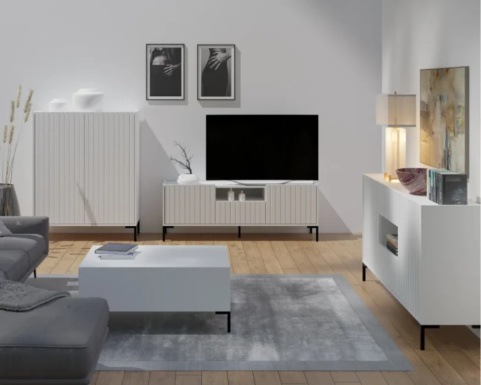 Helle Wohnzimmereinrichtung mit weißem Lowboard, Sideboard und Couchtisch.