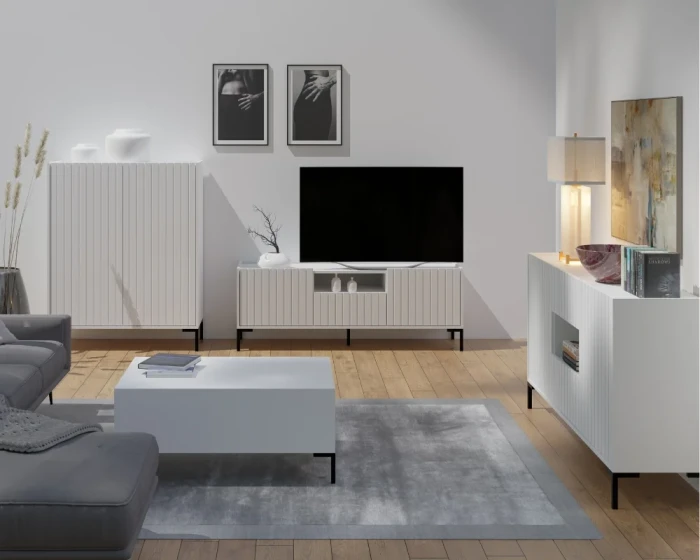 Lichte woonkamerinrichting met wit lowboard, dressoir en salontafel.