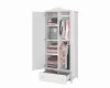 Geöffneter Kinderkleiderschrank in Weiß mit rosa Akzenten und viel Stauraum.