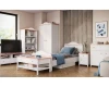 Komplettes Kinderzimmer-Set in Weiß und Rosa mit Bett, Schrank, Regal und Couchtisch.