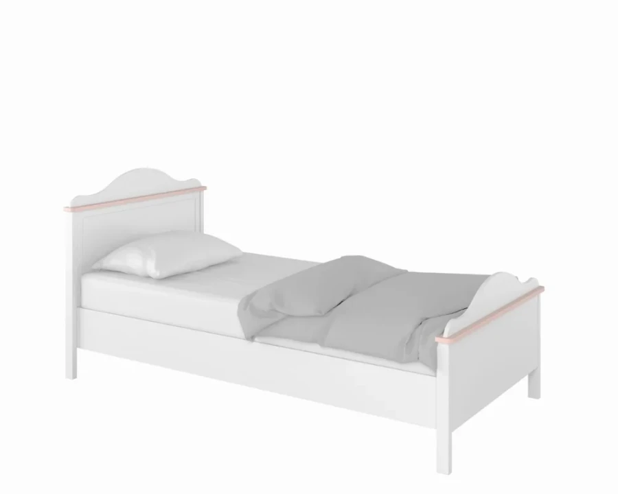 Klassisches weißes Kinderbett mit rosa Details und Bettwäsche.