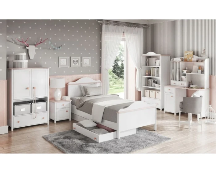 Komplette Kinderzimmereinrichtung in Weiß und Rosa mit Bett, Schreibtisch und Schrank.