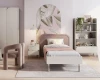 Komplette Kinderzimmereinrichtung mit Einzelbett, Sessel und Dekoration in sanften Farben.