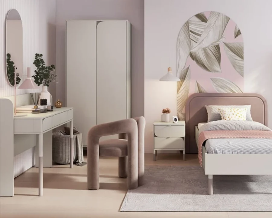 Modernes Kinderzimmer in Beige und Altrosa mit Bett, Schreibtisch und Kleiderschrank.