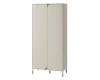Zweitüriger Kleiderschrank in Beige mit minimalistischem Design und schlanken Standfüßen.