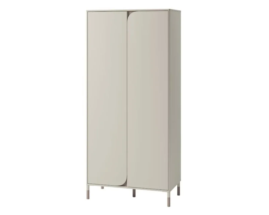 Zweitüriger Kleiderschrank in Beige mit minimalistischem Design und schlanken Standfüßen.