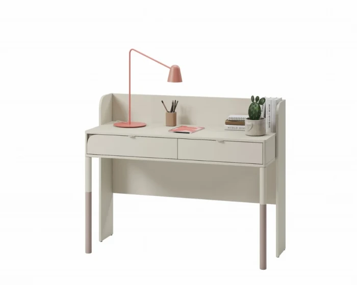 Dekorierter beige Schreibtisch mit rosa Lampe und Schreibutensilien für das Jugendzimmer.