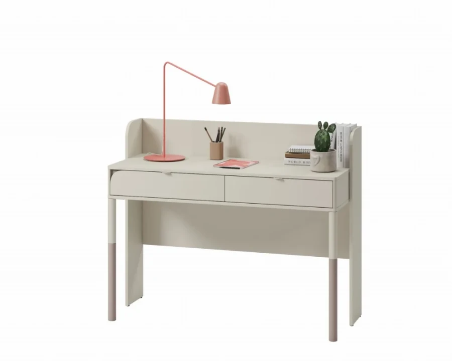 Dekorierter beige Schreibtisch mit rosa Lampe und Schreibutensilien für das Jugendzimmer.