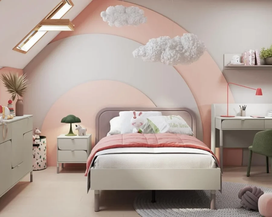 Kinderzimmer-Set mit Bett, Schreibtisch und Nachttisch in Beige-Rosa Optik.
