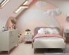 Kinderzimmer mit modernem Bett, Kommode und Wolkenlampen in Pastellfarben.