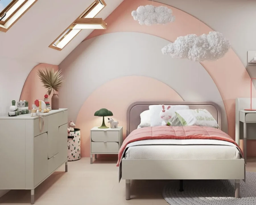 Kinderzimmer mit modernem Bett, Kommode und Wolkenlampen in Pastellfarben.