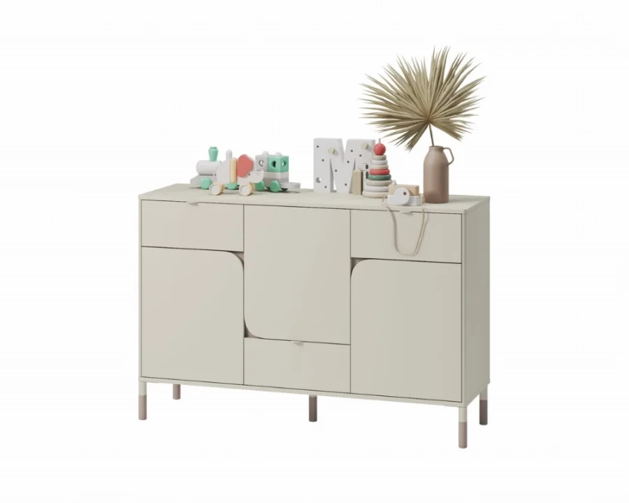 Beige Kinderkommode mit Spielzeugzug und Deko auf weißem Hintergrund.
