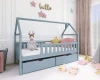 Blaues Hausbett für Kinder mit zwei Schubladen und Rausfallschutz in einem gemütlichen Kinderzimmer.