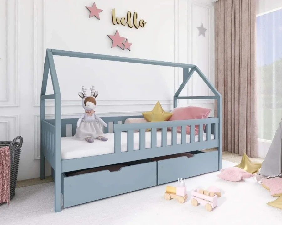 Blaues Hausbett für Kinder mit zwei Schubladen und Rausfallschutz in einem gemütlichen Kinderzimmer.