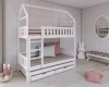 Weißes Hausbett Etagenbett für Kinder mit Ausziehbett und Schubladen in einem hellen Kinderzimmer.