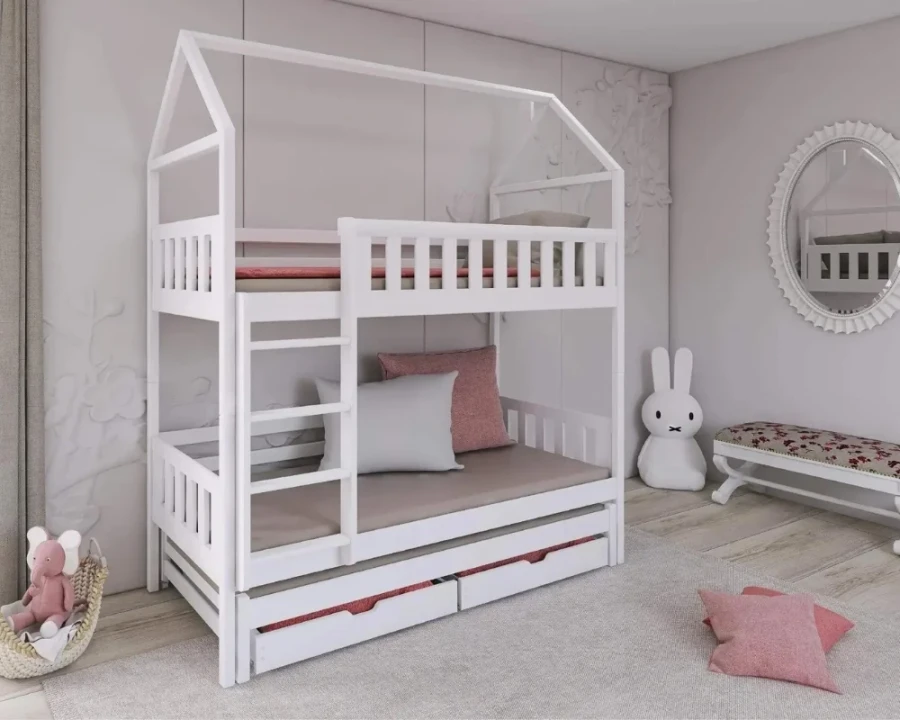 Wit huisbed stapelbed voor kinderen met uitschuifbed en lades in een lichte kinderkamer.