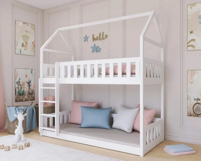 Weißes Haus-Etagenbett für Kinder im skandinavischen Stil in einem gemütlichen Zimmer.