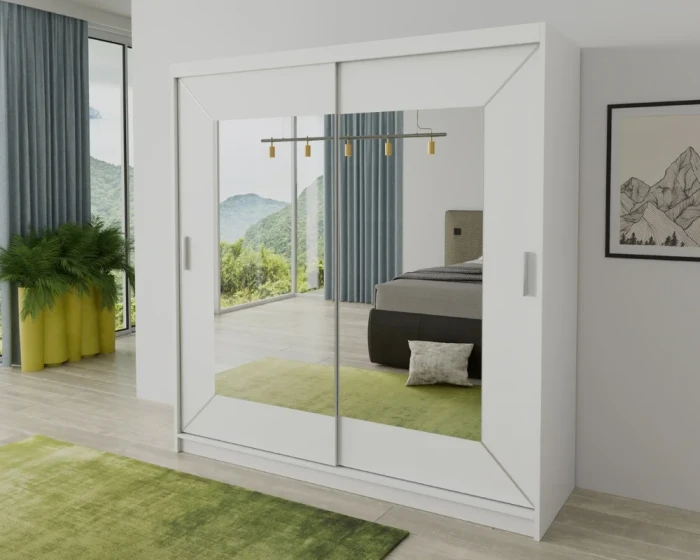 Weißer Schwebetürenschrank mit großem Ganzkörperspiegel in modernem Schlafzimmer.