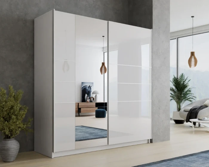 Eleganter weißer Hochglanz-Kleiderschrank mit Schiebetüren und Spiegelelement.