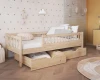 Kinderbett aus Kiefernholz mit Schubladen und Rausfallschutz für das Kinderzimmer.