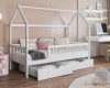 Weißes Hausbett für Kinder mit integriertem Rausfallschutz und praktischen Bettschubladen.