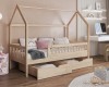 Huisbed van natuurlijk hout voor kinderen met twee ruime laden en een veilige reling.