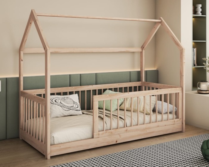 Hausbett für Kinder aus Naturholz mit Rausfallschutz für sicheren Schlaf.