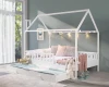 Dekoriertes Hausbett in Weiß mit Kuschelecke, Lichterkette und zweiter Liegefläche im blauen Kinderzimmer.