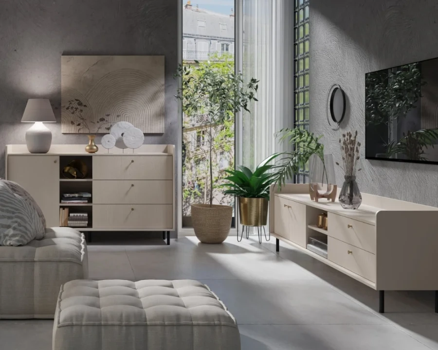 Skandinavisch eingerichtetes Wohnzimmer mit hellem Sideboard, Lowboard und grünen Zimmerpflanzen.