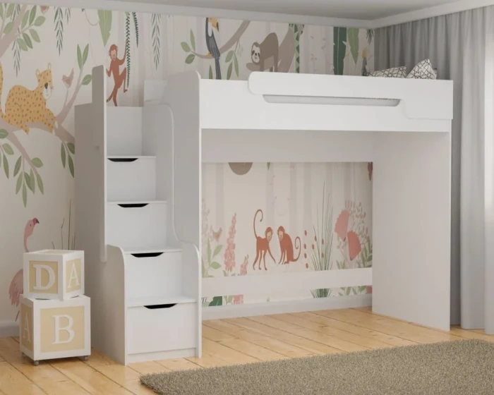 Komplett weißes Hochbett für Kinder mit Treppenaufgang und Stauraum vor Dschungel-Wandbild.