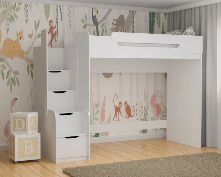Komplett weißes Hochbett für Kinder mit Treppenaufgang und Stauraum vor Dschungel-Wandbild.