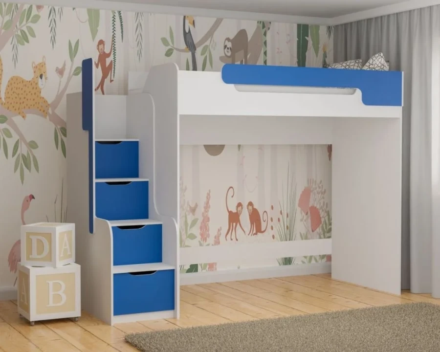 Weißes Kinderhochbett mit blauen Akzenten und Treppe mit Stauraum vor einer Dschungeltapete.