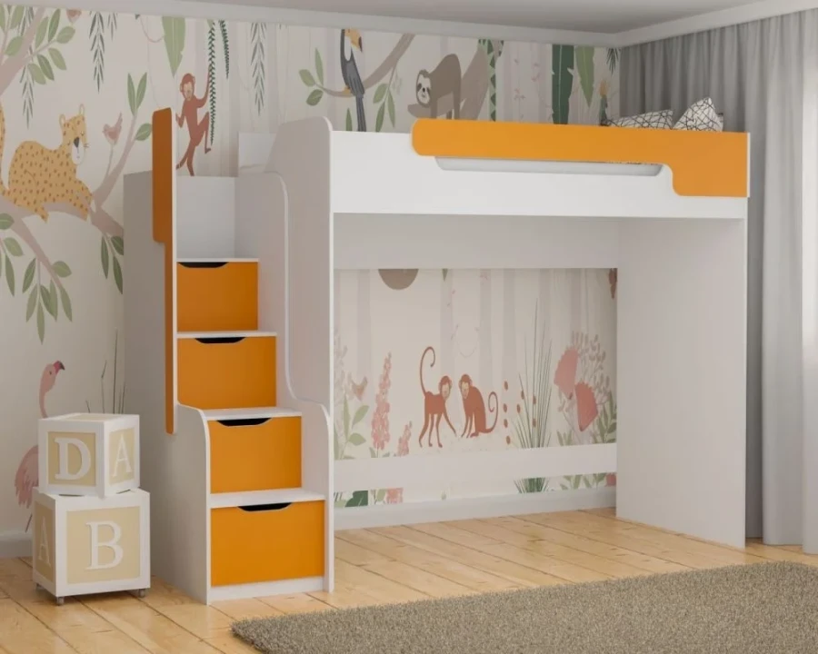 Weiß-oranges Hochbett mit sicherer Treppe und viel Stauraum, ideal für kleine Kinderzimmer.
