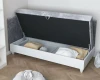 Graues Funktionsbett mit geöffnetem Bettkasten für praktischen Stauraum unter der Liegefläche.