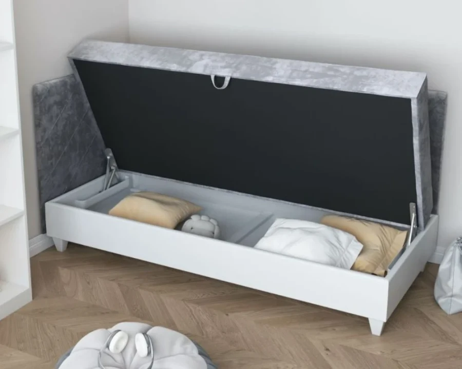 Graues Funktionsbett mit geöffnetem Bettkasten für praktischen Stauraum unter der Liegefläche.