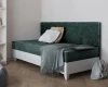 Modernes grünes Schlafsofa mit dekorativer Rautensteppung an der Rückenlehne und weißem Unterbau.
