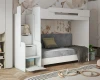 Weißes Hochbett für Kinder mit integriertem Sofa und Treppenstufen in einem hellen Kinderzimmer.