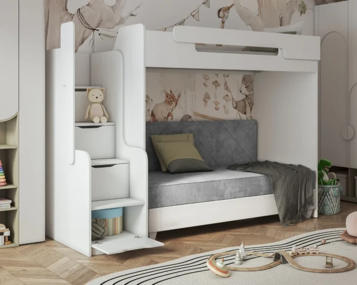 Weißes Hochbett für Kinder mit integriertem Sofa und Treppenstufen in einem hellen Kinderzimmer.